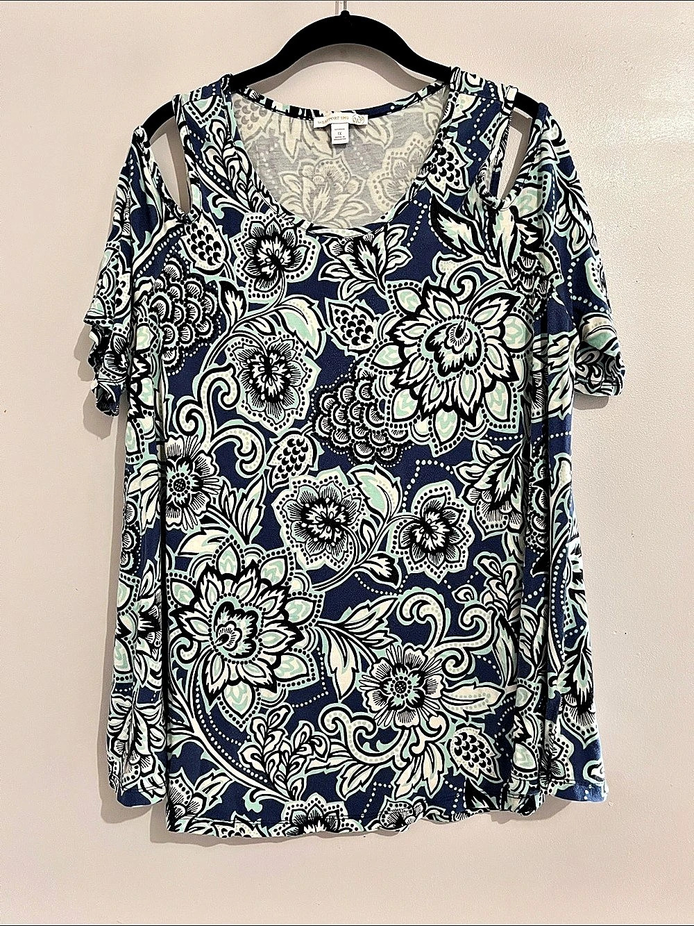 Westport 1962 Floral Cold Shoulder Top in Blue & White Size 1X